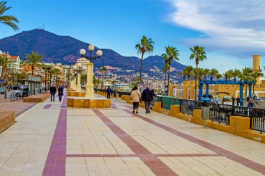 Fuengirola, İspanya 'daki gezinti güvertesinde, arkada Sierra Nevada dağları var.,