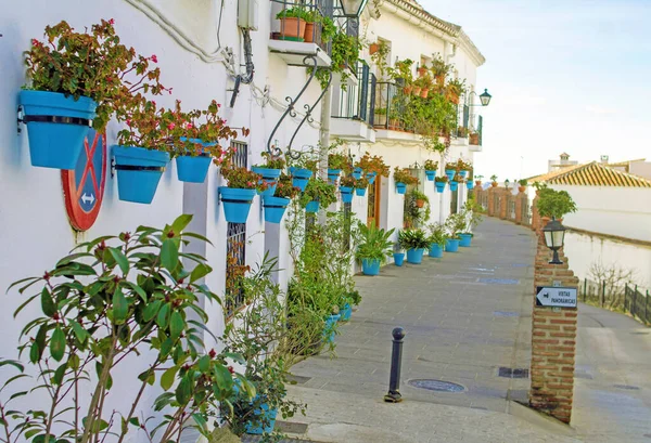 Una Pequeña Calle Mijas España Con Muchas Cestas Colgantes Llenas — Foto de Stock