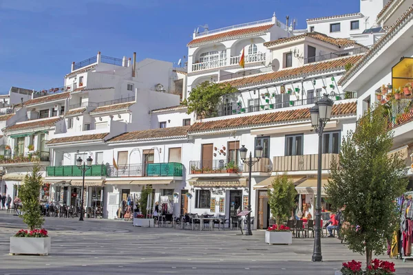 İspanya 'nın Mijas kenti yakınlarında bir alışveriş caddesi.