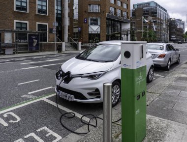 Şarj istasyonunda çalışan elektrikli bir araba. Dublin, İrlanda 'da.