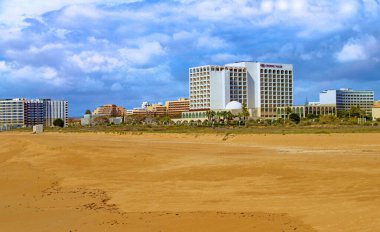 Vilamoura, Portekiz 'deki altın plaj. Sağında Crowne Plaza Oteli var.. 
