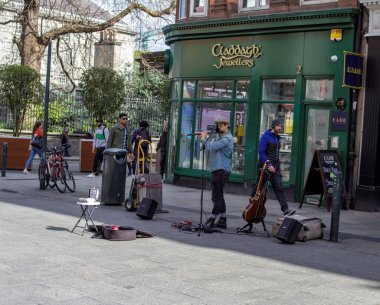 Dublin, İrlanda 'da Grafton Caddesi' nde bir sokak çalgıcısı..