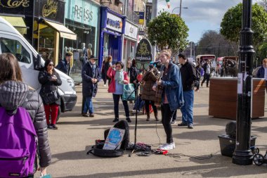  Genç bir şarkıcı, Paul Jenkinson, St. Stephens Green, Dublin, İrlanda yakınlarında sokak çalgıcısı.. 