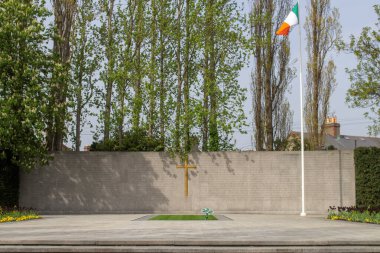 1916 'da İngiltere' nin Dublin, Dublin 'deki Arbour Tepesi' ndeki isyana karşı öldürülenlerin anıtı. Burası 1916 Bağımsızlık Bildirgesi 'nin imzacılarının idamlarından sonra kireçle gömüldükleri yer. Kilmainham 'da.