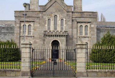 Arbour Hill Hapishanesi 'nin girişi. Dublin, İrlanda. Cezaevi ilk olarak 1848' de askeri hapishane olarak açıldı ve 1975 'te sivil mahkûmlar kabul edildi..
