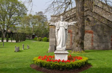 İsa 'nın heykeli Arbour Hill, Dublin, İrlanda' daki İsa 'nın Kutsal Kalbi Kilisesi' nin bahçesinde..