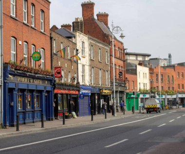 Dublin, İrlanda 'daki Stoneybatter ana caddesinde. Stoneybatter, Dublin 'in kuzeyinde yer alan ve gelişmekte olan bir mahalle..