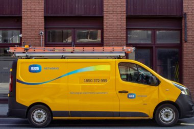 Bir ESB Networks minibüsü Dublin, İrlanda 'da ana caddede park halinde..