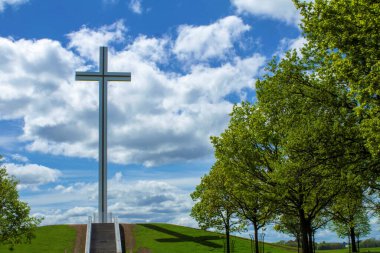 Dublin 'deki Phoenix Parkı' nda Papa 2. John Paul 'un 1979' da ayini kutladığı ve Papa Francis 'in 2018' de ayini kutladığı Papalık Haçı..