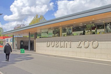 Dublin Hayvanat Bahçesi 'nin girişi Phoenix Parkı, Dublin, İrlanda. 1831 'de açıldı ve Dublin' in kalbinde 28 hektarlık bir alanı kapsıyor..