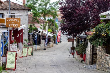 Afytos, Halkidiki, Yunanistan 'da küçük bir yan yol,.