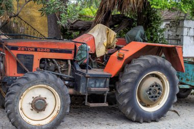 Bir Zetor Traktör modeli 5245 Afytos, Halkidiki, Yunanistan 'da park edilmiş.. 