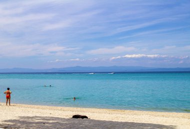 Güzel beyaz kumlu plaj ve Chanioti 'nin berrak mavi suyu, Halkidiki, Yunanistan..