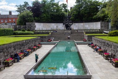 İrlanda, Dublin 'deki Parnell Meydanı' ndaki Anma Bahçesi, İrlanda 'nın özgürlüğü uğruna hayatlarını kaybedenlerin anısına adanmıştır. Daithi Hanly tarafından tasarlandı ve resmi olarak 1966 yılında açıldı.. 
