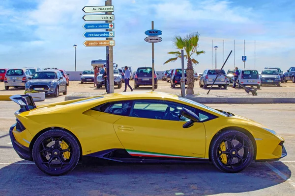 Желтый Lamborghini Performante Припарковался Пляже Фару Португалии — стоковое фото
