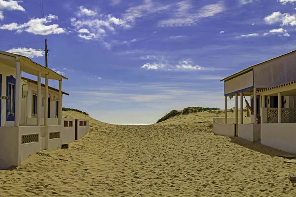 Een Strandscène Faro Beach Portugal Omlijst Door Strandaccommodatie Zee Achtergrond — Stockfoto