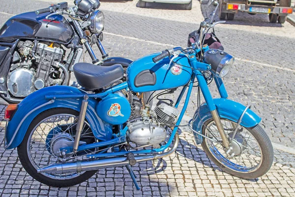 Ein Blaues Efs Motorrad Das Außerhalb Des Marktbereichs Loule Portugal — Stockfoto