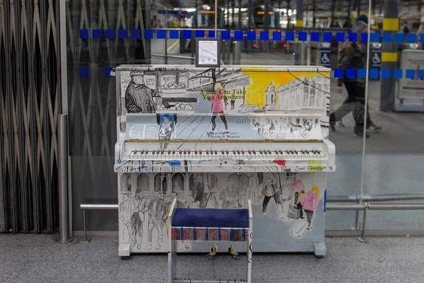 Dublin, İrlanda 'daki Heuston Tren İstasyonu' na yerleştirilen bir piyano yolcuları trenlerini beklerken müzik çalmaya teşvik ediyor..