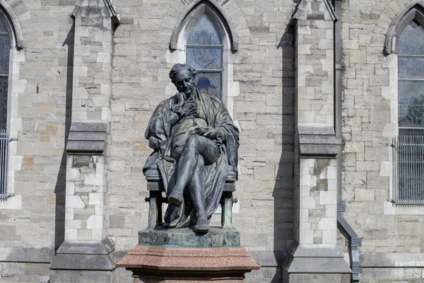 Benjamin Lee Guinness 'in heykeli (1787-1868) 1875' te John Foley tarafından yapılan Dublin, İrlanda 'daki Christ Church Katedrali' nde sergilenmektedir. Benjamin, ilk Arthur Guinness 'in torunuydu. Bir hayırsever, kendi parasıyla restorasyonu finanse etti.