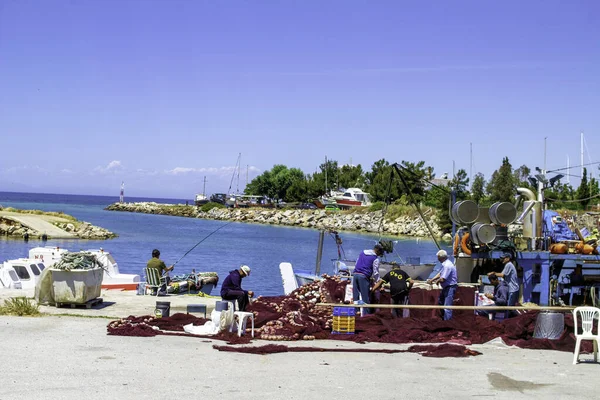 Pêcheurs Entretenant Leurs Filets Dans Petit Port Nea Potidea Halkidiki — Photo