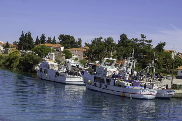 Łodzie Rybackie Przywiązane Pobliżu Małego Portu Kanale Nea Potidea Halkidiki — Zdjęcie stockowe