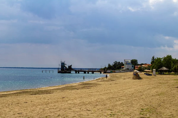 ゲラキニ ハルキディキ ギリシャの小さな海辺の観光リゾートでのビーチと小さな桟橋 — ストック写真