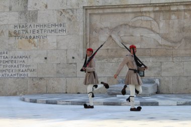 Nöbetçi değişimi, Atina. Çilek.