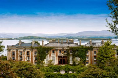 Bantry House and Garden, İrlanda 'nın güneybatısındaki Bantry Bay' e bakan Vahşi Atlantik Yolu 'nda bulunan görkemli bir ev. 1739 'dan beri aynı aile mülkiyetinde.. 