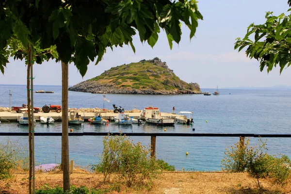 希腊Zakynthos的Agios Nikolaos小港口的景观 背景是海龟岛Marathonisi — 图库照片