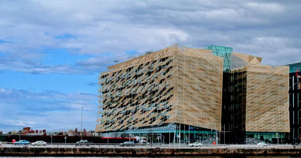 North Wall Quay 'deki İrlanda Merkez Bankası Binası Liffey Nehri, Dublin, İrlanda.