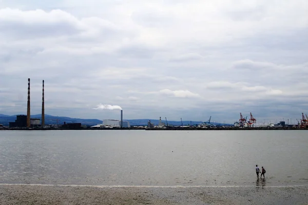 Dublin Port Irsko Pohled Dollymount Severní Straně Věžemi Staré Elektrárny — Stock fotografie