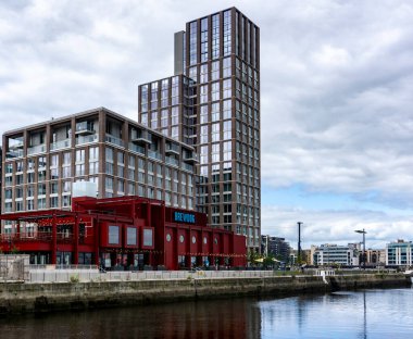 Sör John Rogerson 'ın rıhtımının ve İrlanda' nın Dublin kentinde Britanya rıhtımının kesiştiği noktada bulunan Liman Kompleksi 22 katlı karma kullanım alanı. Brewdog Bar zinciri yeni kiracı..  