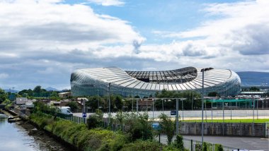 Aviva Stadyumu, Lansdowne Road, Dublin, İrlanda, resmi olarak 2010 yılında 51700 kişilik kapasiteyle açıldı. IRFU ve İrlanda Futbol Federasyonu tarafından kontrol edilmektedir..