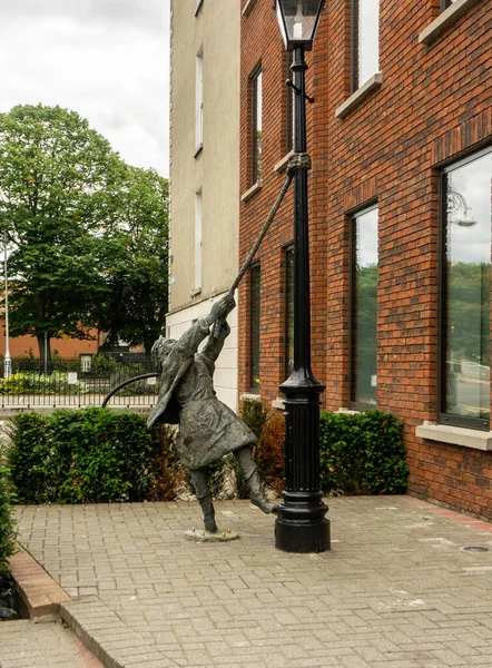 Estatua Bronce Niño Jugando Una Calle Mientras Balancea Una Cuerda — Foto de Stock