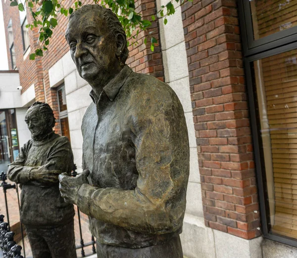 Бронзові Статуї Двох Відомих Ірландських Драматургів Джона Кіна Браяна Фріела — стокове фото