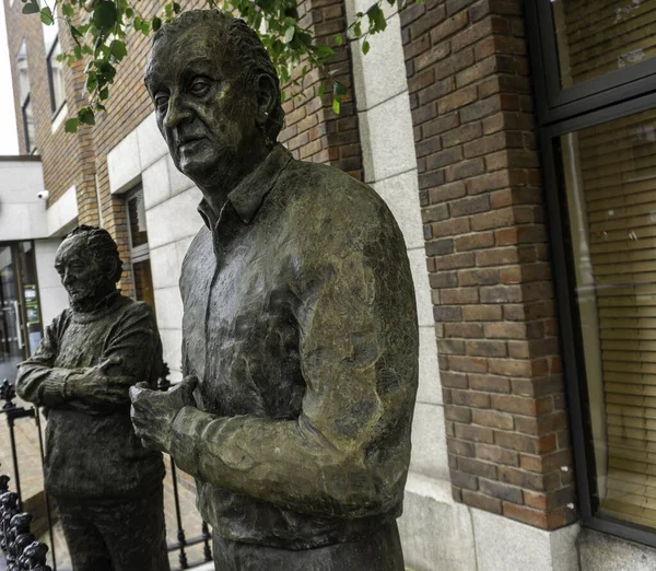 İrlanda 'nın ünlü oyun yazarlarından John B. Keane ve Brian Friel' in Mount Street Crescent, Dublin, İrlanda 'daki bronz heykelleri. Sanatçı John Cole. 