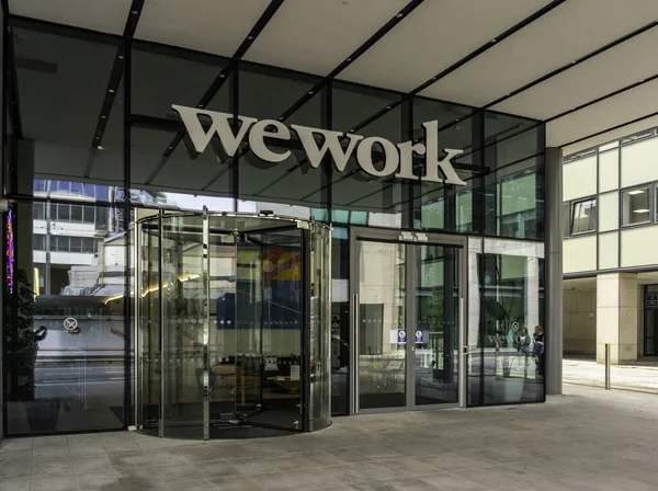 WEWork Harcourt Road, Dublin, İrlanda 'nın ofisinin girişi.. 