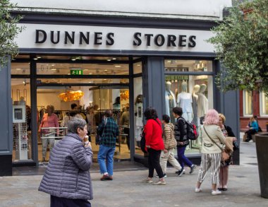 Grafton Caddesi, Dublin, İrlanda 'daki Dunnes Mağazaları perakende zincirinin bir kolu..