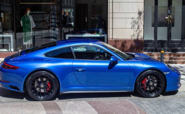 Porsche 911 Carrera Grafton Caddesi, Dublin, İrlanda 'ya park etmiş..