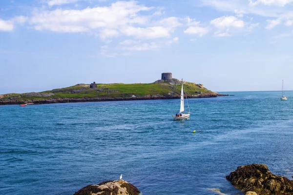 Dalkey Adası Ile Coliemore Limanı Arasındaki Sularda Yüzen Bir Yat — Stok fotoğraf