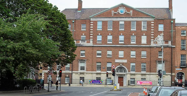 İrlanda, Holles Street Dublin 'deki Ulusal Doğum Hastanesi. 1894 'te kuruldu.. 