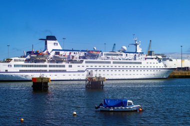M / V Berlin yolcu gemisi Dublin Limanı, İrlanda 'ya yanaştı. 400 'den fazla kapasiteyle FTI Cruises' a ait..  