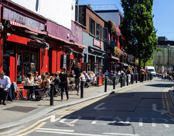 Genießen Sie Das Sommerwetter Dubliner Essen Einer Straße Der Stadt — Stockfoto