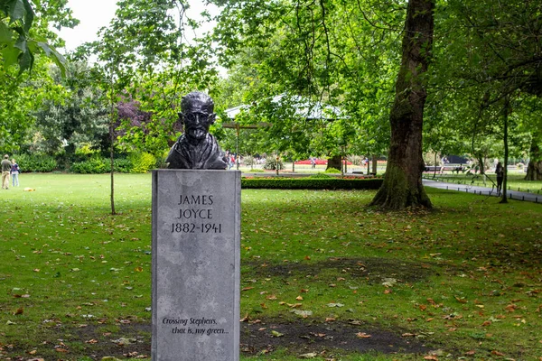 Статуя Джеймса Джойса Сент Стефенс Грін Дублін Ірландія Поставлена Навпроти — стокове фото