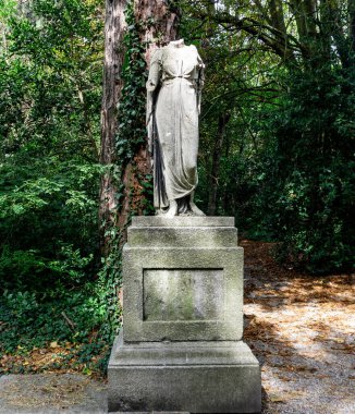 Dublin İrlanda 'daki Iveagh Bahçeleri' nde başsız bir heykel. Kökeni bilinmiyor ama muhtemelen bir Roma tanrıçasına ait. 