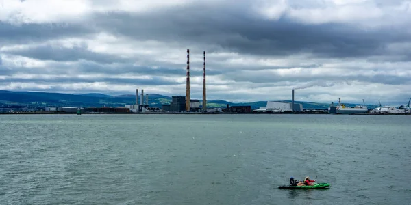 Dva Kajakáři Dollymount Dublin Bay Irsko Dublinským Přístavem Pozadí Věže — Stock fotografie