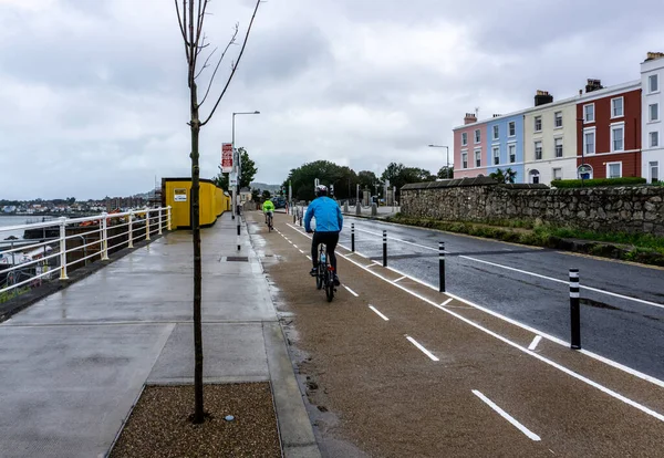 Harbour Road Dun Laoghaire, Dublin, İrlanda 'daki yeni ayrımcı bisiklet şeridi, Coronavirus salgını nedeniyle tanıtıldı.. 