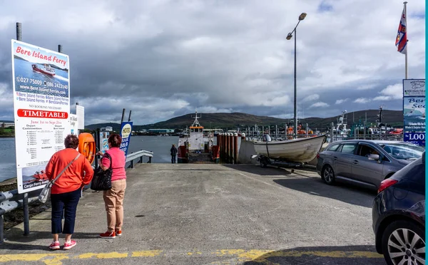 Lidé Kontrolují Jízdní Řád Trajektu Bere Island Castletownbere County Cork — Stock fotografie