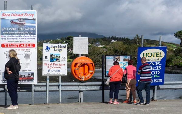 Žena Která Kontroluje Jízdní Řád Trajektu Bere Island Castletownbere County — Stock fotografie