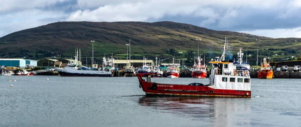 Bere Island Ferry Odplouvá Přístavu Castletownbere Hrabství Cork Irsko Pohořím — Stock fotografie